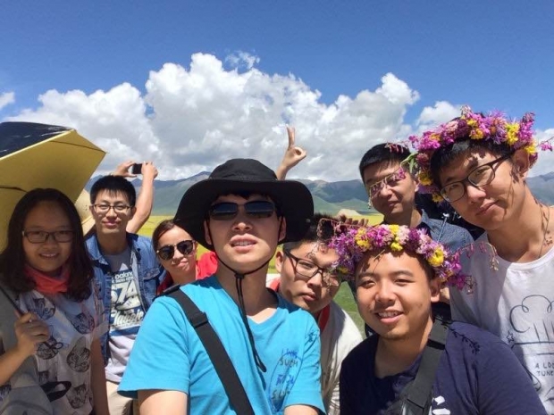 张旺(第一排右一)与团队成员合影